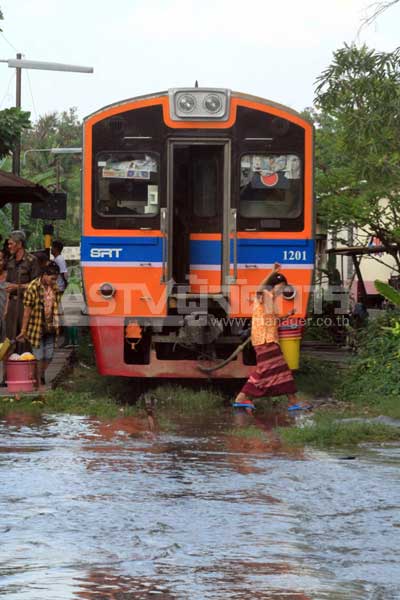 น้ำท่วมทางรถไฟสายมหาชัยแม่กลอง