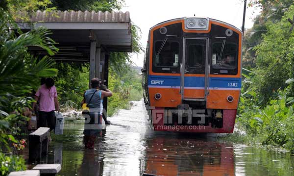 น้ำท่วมทางรถไฟสายมหาชัยแม่กลอง