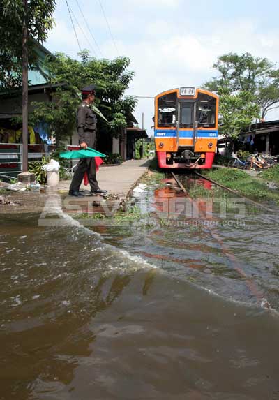 น้ำท่วมทางรถไฟสายมหาชัยแม่กลอง