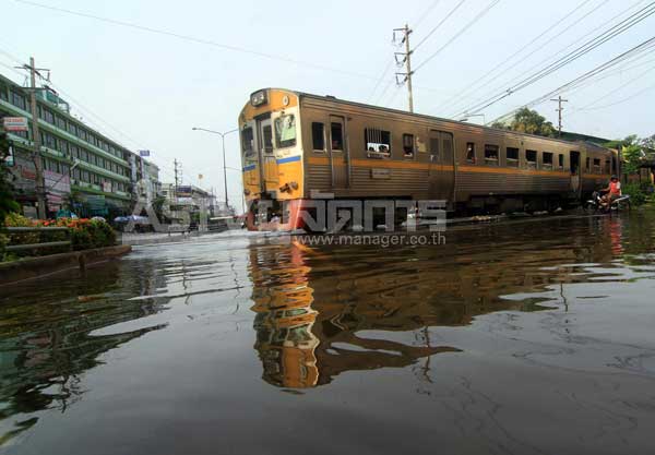 น้ำท่วมทางรถไฟสายมหาชัยแม่กลอง