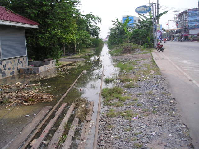 น้ำท่วมทางรถไฟสายมหาชัยแม่กลอง