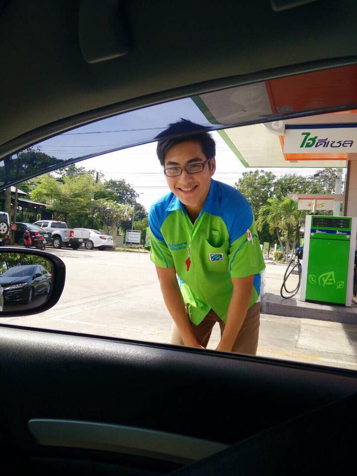 เด็กปั๊มสุดหล่อ ที่ชาวเน็ตกรี๊ดกร๊าดกันขณะนี้