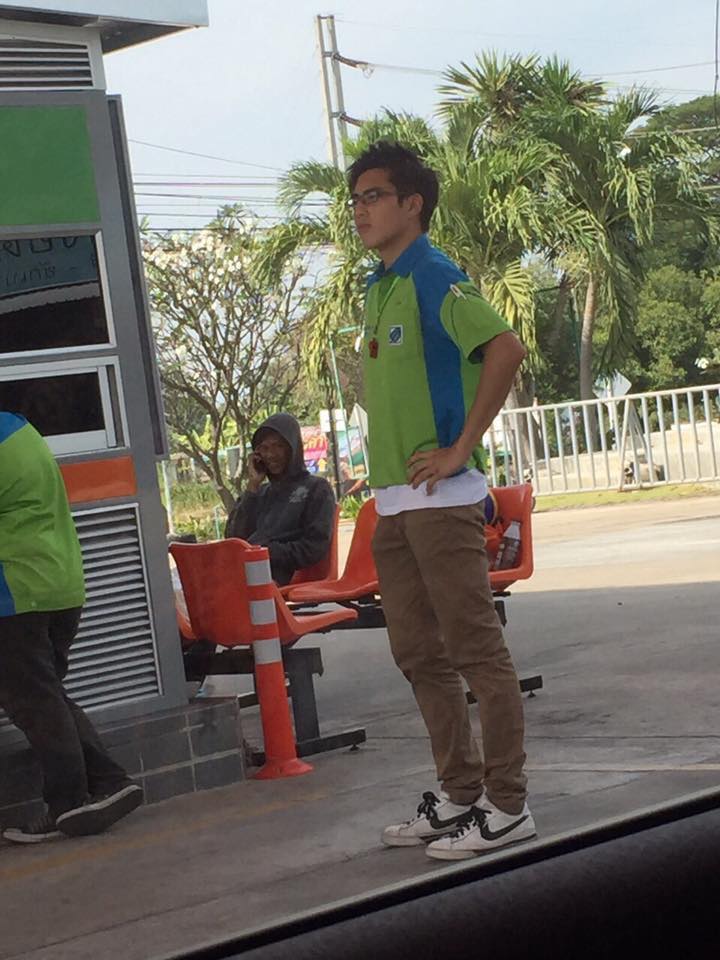 เด็กปั๊มสุดหล่อ ที่ชาวเน็ตกรี๊ดกร๊าดกันขณะนี้