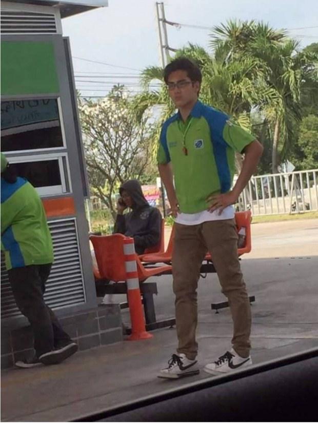 เด็กปั๊มสุดหล่อ ที่ชาวเน็ตกรี๊ดกร๊าดกันขณะนี้