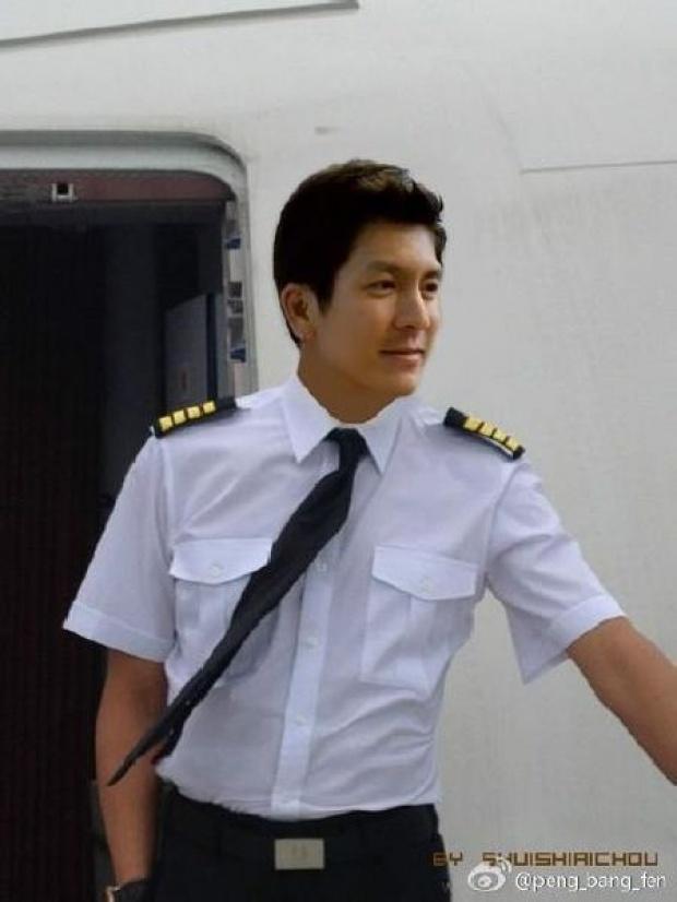 "ติ๊ก เจษฎาภรณ์" ในชุดทหาร หล่อสง่าสมชายชาตรี