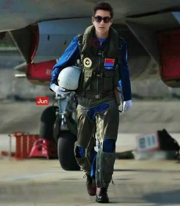 "ติ๊ก เจษฎาภรณ์" ในชุดทหาร หล่อสง่าสมชายชาตรี