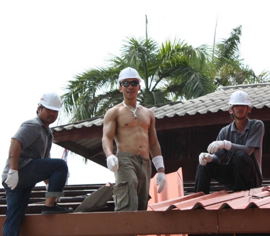 >>>> บอล ภราดร โชว์ซิกแพค สร้างโรงอาหาร ให้เด็กนักเรียน <<<<