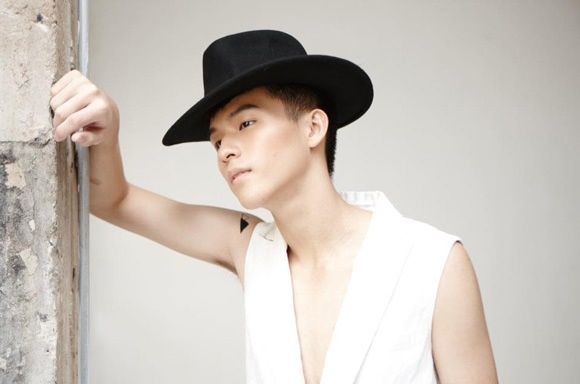 สกาย วงศ์รวี หรือ พละ ฮอร์โมน เปลือยอกขาว ๆ พร้อมโชว์กล้ามท้องแซ่บๆ
