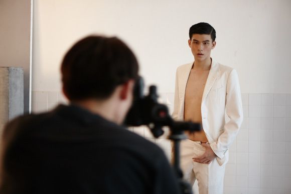 สกาย วงศ์รวี หรือ พละ ฮอร์โมน เปลือยอกขาว ๆ พร้อมโชว์กล้ามท้องแซ่บๆ