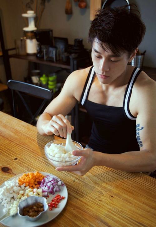 ผู้ชายที่ทำอาหารเป็นเค้าว่ามักจะทำอร่อย
