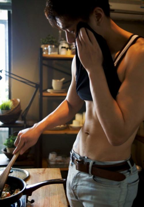 ผู้ชายที่ทำอาหารเป็นเค้าว่ามักจะทำอร่อย