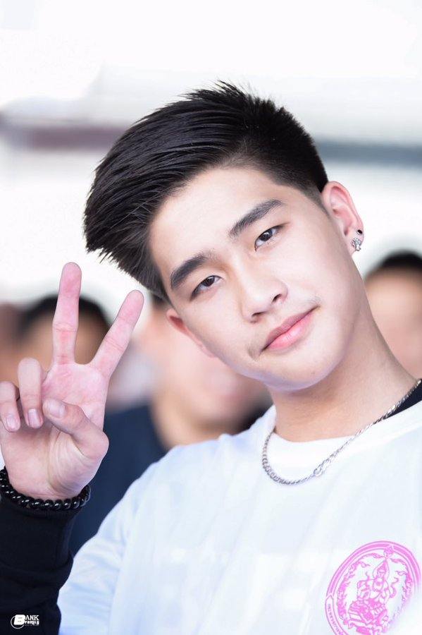 แบงค์ ธีวรา หนุ่มน้อยหล่อใหญ่โตเกินวัย 15 ปี