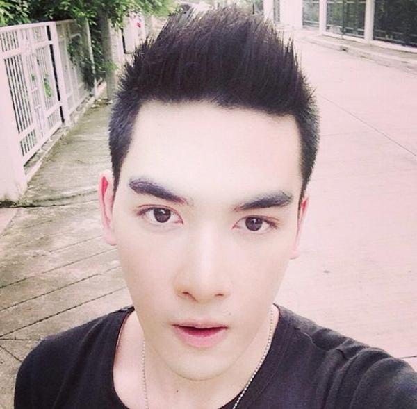 สิงโต เดอะสตาร์ หน้าเดิมเพิ่มเติม คิ้วเข้มขึ้น ไว้หนวดเครา ลุคนี้หล่อแมนขึ้นโอเครป่ะ