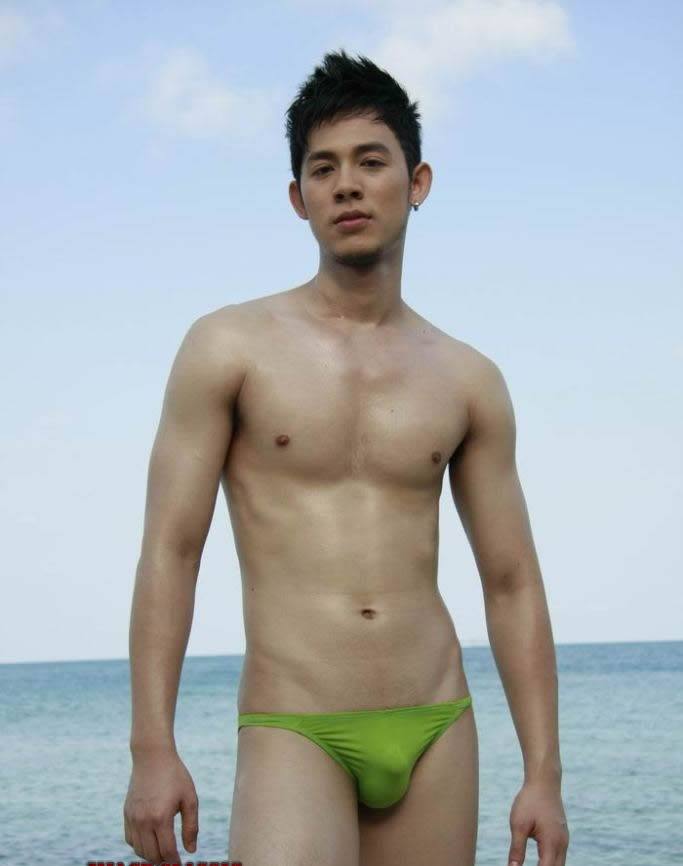 ก้อง หนุ่มขาวใสแน่นๆเป็นลำ