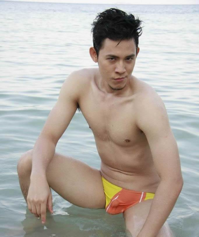 ก้อง หนุ่มขาวใสแน่นๆเป็นลำ