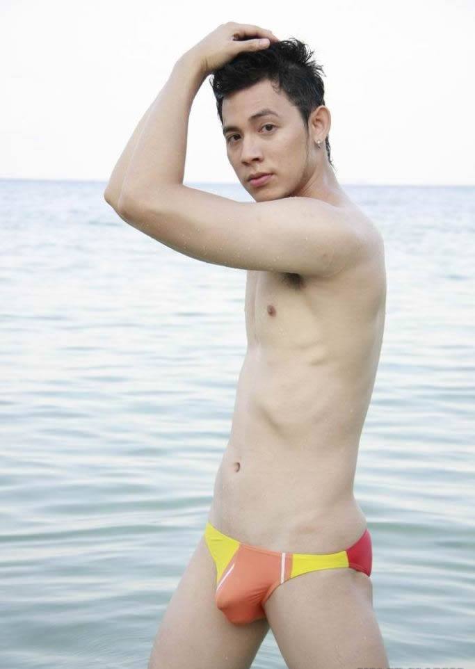 ก้อง หนุ่มขาวใสแน่นๆเป็นลำ