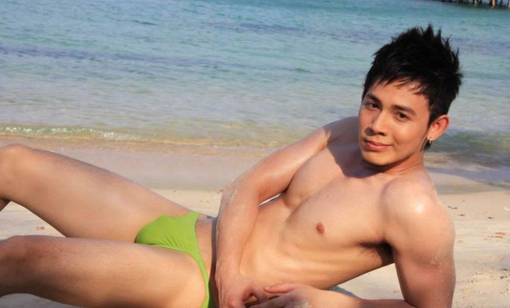 ก้อง หนุ่มขาวใสแน่นๆเป็นลำ