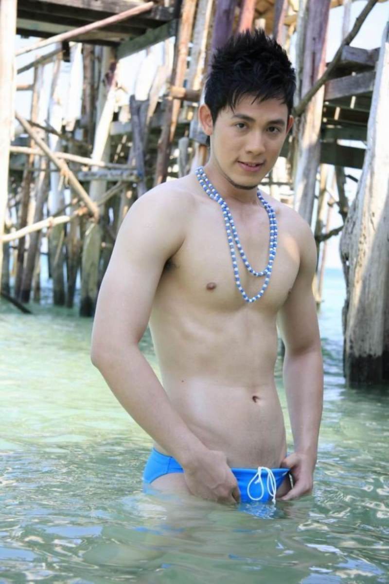 ก้อง หนุ่มขาวใสแน่นๆเป็นลำ