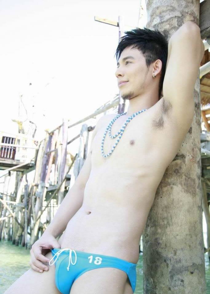 ก้อง หนุ่มขาวใสแน่นๆเป็นลำ
