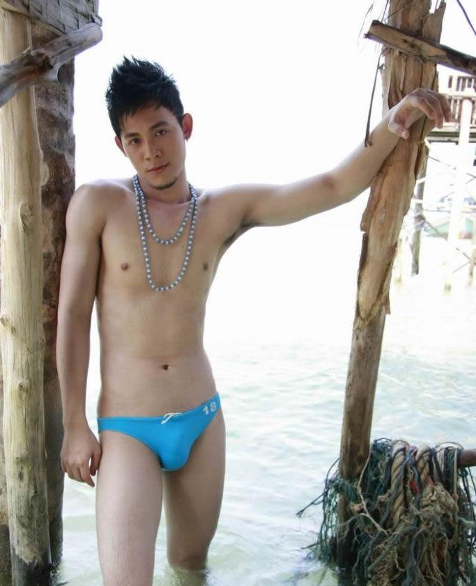 ก้อง หนุ่มขาวใสแน่นๆเป็นลำ