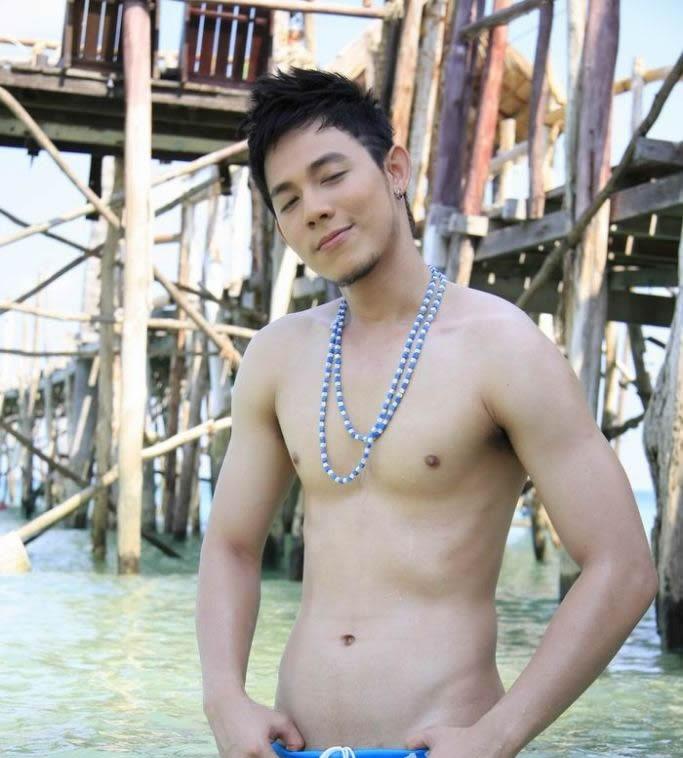 ก้อง หนุ่มขาวใสแน่นๆเป็นลำ
