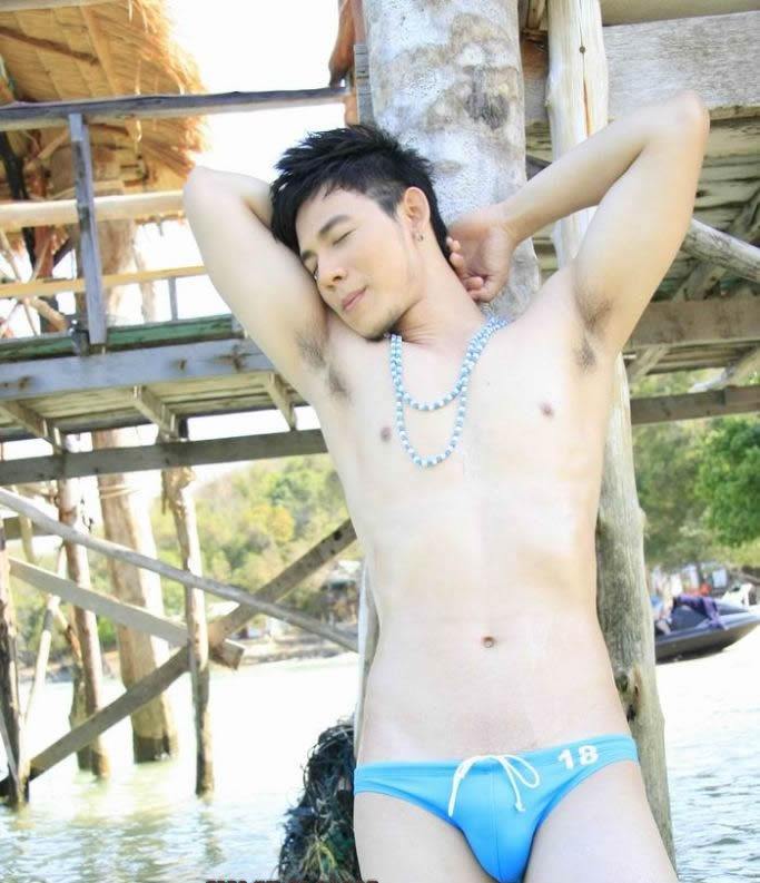 ก้อง หนุ่มขาวใสแน่นๆเป็นลำ