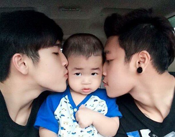 เภา-แม็ค คู่รักเกย์ที่น่ารักมากๆ ช่วยกันเลี้ยงลูกที่ติดมา ไม่ต่างกับชายหญิงเลย..ฟินมากอ่ะ!!