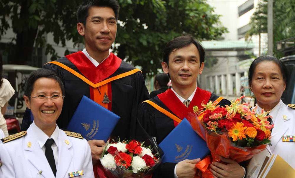หล่อมั้ย! รูปติดบัตรรับปริญญา ม.ราม ของ "ภราดร ศรีชาพันธุ์" อดีตนักหวดลูกสักหลาดมือ 1 ของไทย