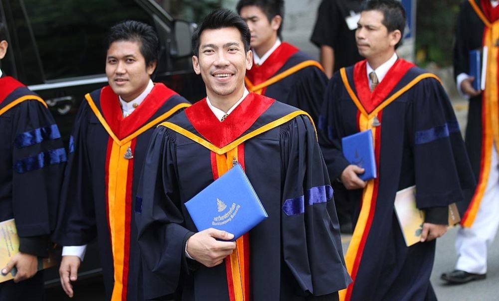 หล่อมั้ย! รูปติดบัตรรับปริญญา ม.ราม ของ "ภราดร ศรีชาพันธุ์" อดีตนักหวดลูกสักหลาดมือ 1 ของไทย