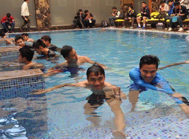 เมสซีเจ สุดฟินนำทีมช้างศึกลงแช่น้ำ