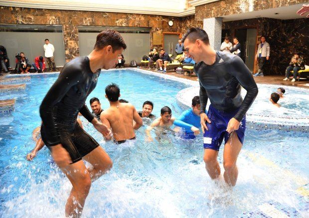 เมสซีเจ สุดฟินนำทีมช้างศึกลงแช่น้ำ