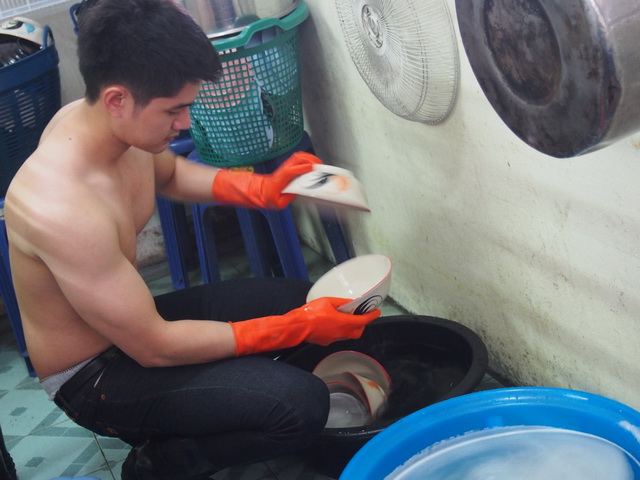 หนุ่มล้างจานสุดแซ่บร้านก๋วยเตี๋ยว ที่ชาวเน็ตแห่แชร์รูปหล่อถอดเสื้อโชว์หุ่นล่ำ