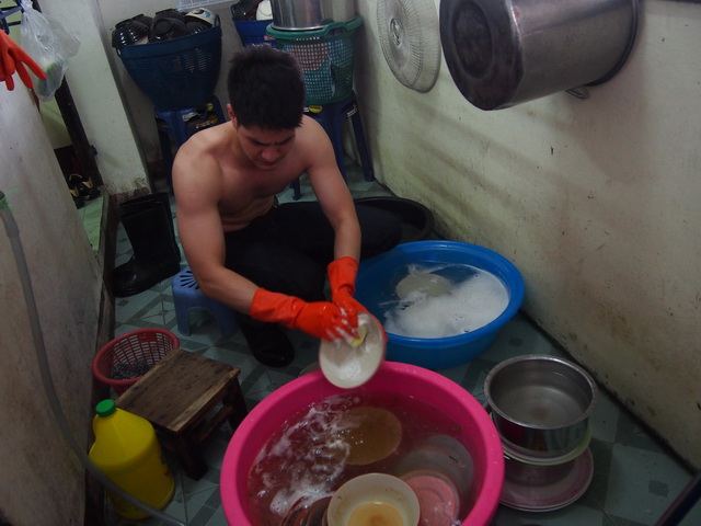 หนุ่มล้างจานสุดแซ่บร้านก๋วยเตี๋ยว ที่ชาวเน็ตแห่แชร์รูปหล่อถอดเสื้อโชว์หุ่นล่ำ