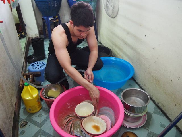 หนุ่มล้างจานสุดแซ่บร้านก๋วยเตี๋ยว ที่ชาวเน็ตแห่แชร์รูปหล่อถอดเสื้อโชว์หุ่นล่ำ