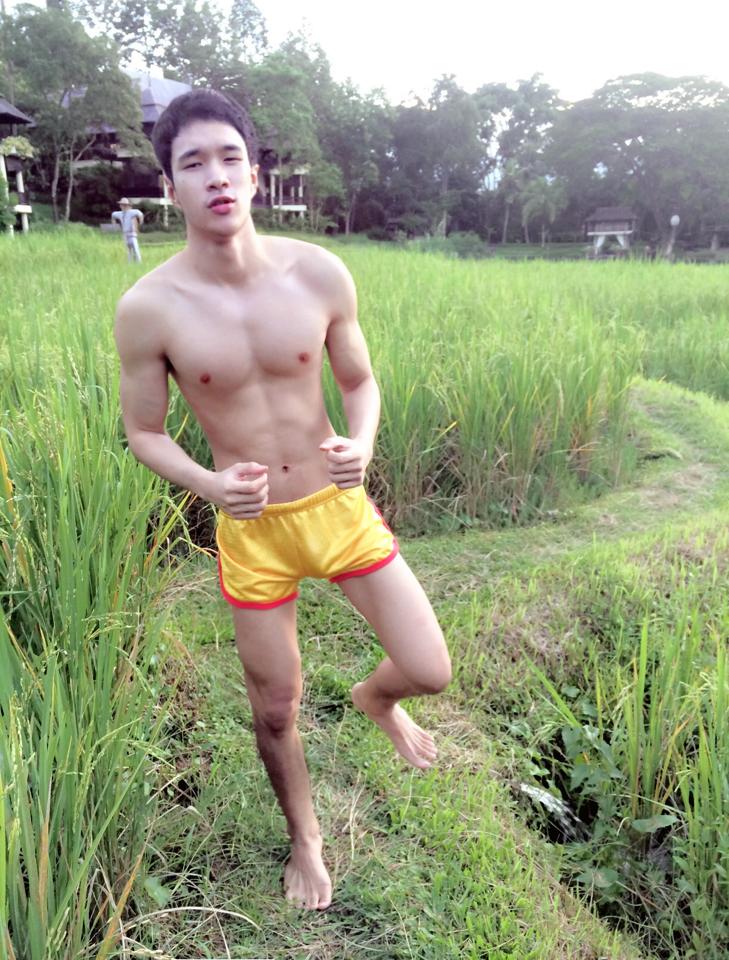 เผ็ชมาก!!! ท้าลมทะเล ขาว แน่น เป้าตุง