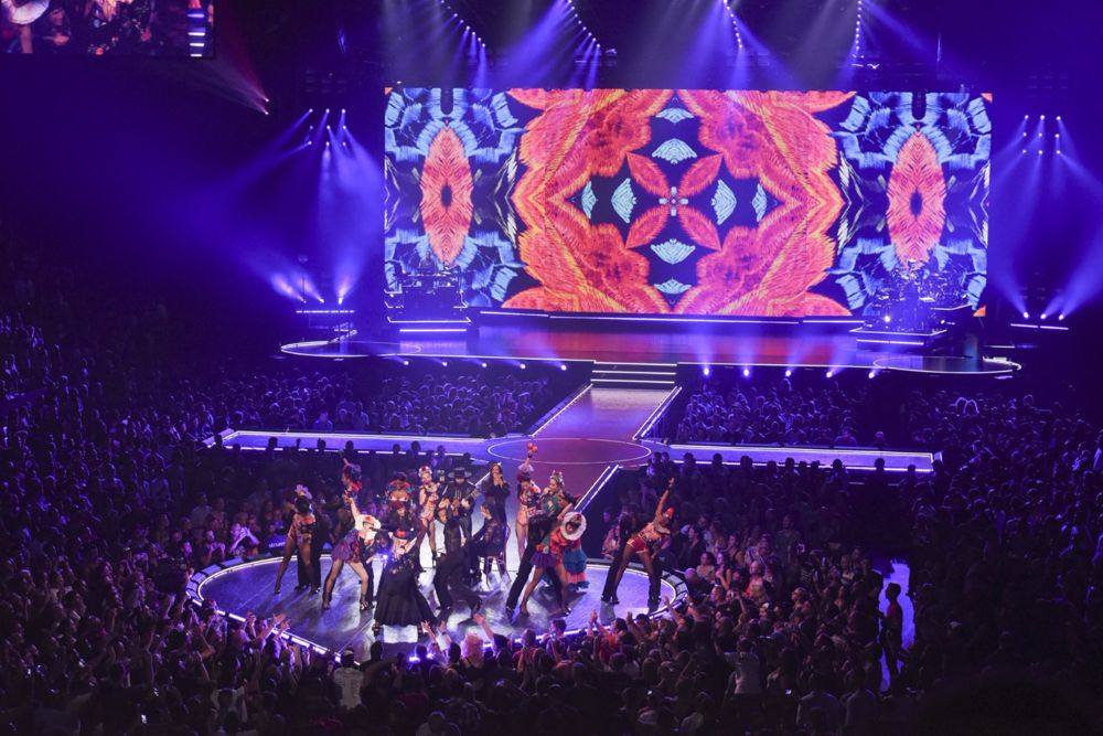 แม่คือแม่! รวมภาพเด็ดจาก Madonna Rebel Heart Tour