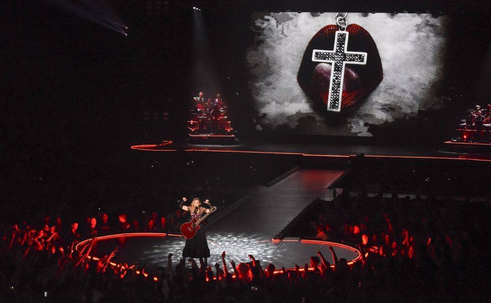 แม่คือแม่! รวมภาพเด็ดจาก Madonna Rebel Heart Tour