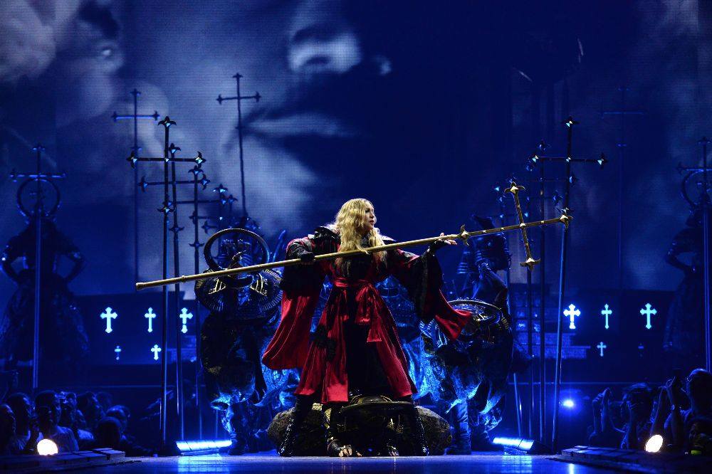 แม่คือแม่! รวมภาพเด็ดจาก Madonna Rebel Heart Tour