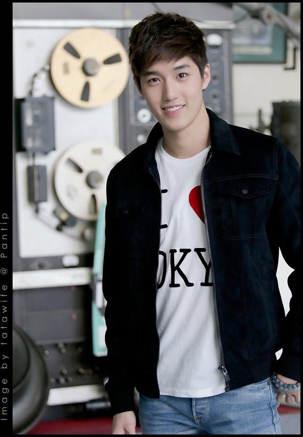 ต่อ ธนภพ (ฮอร์โมน) หล่อฮอตสุดๆ โปรโมต Kiss Photobook