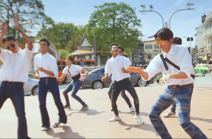 น่าดูมาก! หนัง "หลวงพี่แจ๊ส 4G" ฉากหลวงพี่โหนรถเมล์ฮามาก MV 1 วัน ล้านวิว