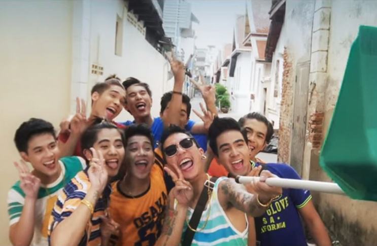 น่าดูมาก! หนัง "หลวงพี่แจ๊ส 4G" ฉากหลวงพี่โหนรถเมล์ฮามาก MV 1 วัน ล้านวิว