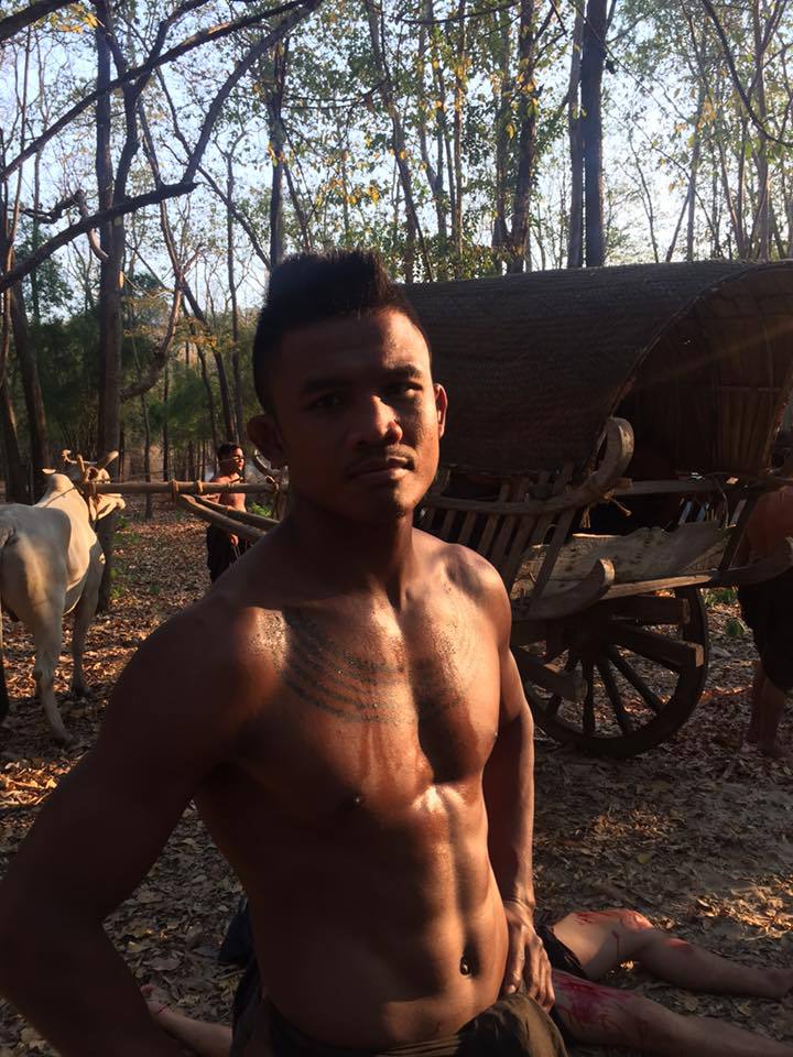 บัวขาว บัญชาเมฆ หันมาแสดงภาพยนตร์ "นายทองดีฟันขาว" ซึ่งก็คือ พระยาพิชัยดาบหัก นั่นเอง (ชมตัวอย่างแล้ว น่าดูมากๆ)