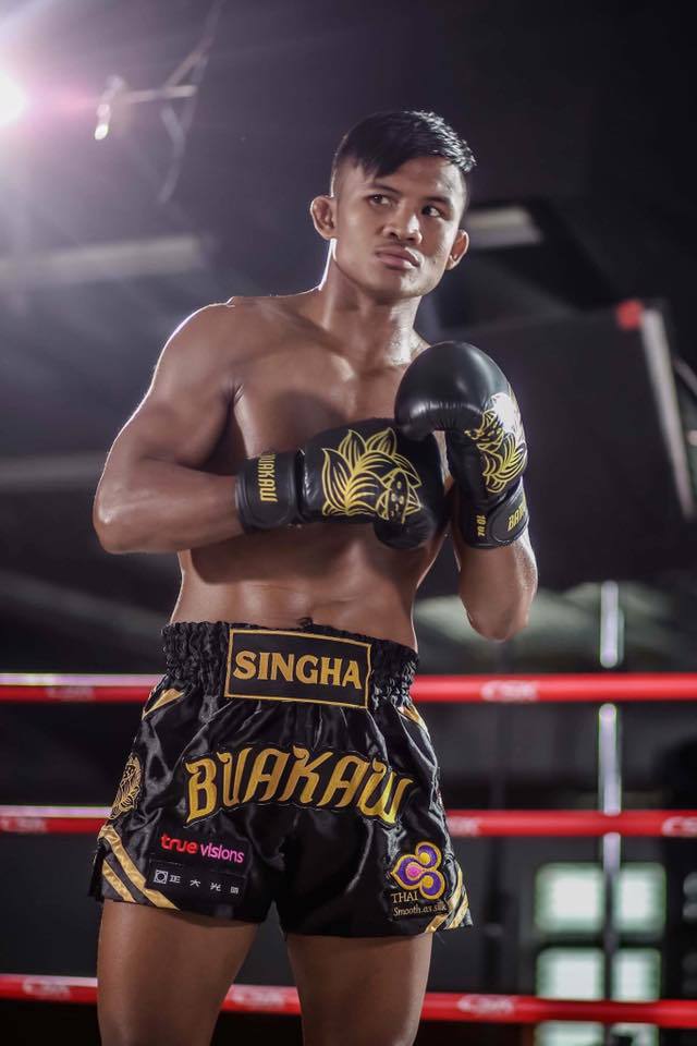 บัวขาว บัญชาเมฆ หันมาแสดงภาพยนตร์ "นายทองดีฟันขาว" ซึ่งก็คือ พระยาพิชัยดาบหัก นั่นเอง (ชมตัวอย่างแล้ว น่าดูมากๆ)