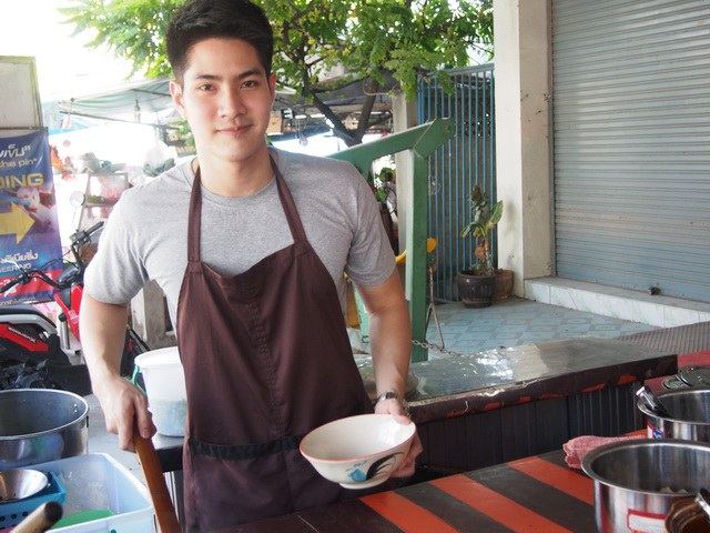 หนุ่มหล่อล่ำคนนี้ ไม่ใช่เด็กล้างจานนะ แต่เป็นเจ้าของร้านก๊วยเตี๋ยว แถวโรงงานอมตะนคร จ.ชลบุรี