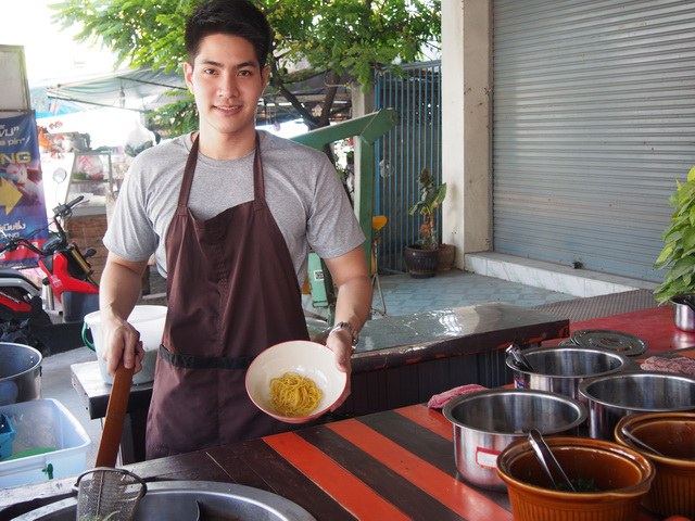 หนุ่มหล่อล่ำคนนี้ ไม่ใช่เด็กล้างจานนะ แต่เป็นเจ้าของร้านก๊วยเตี๋ยว แถวโรงงานอมตะนคร จ.ชลบุรี