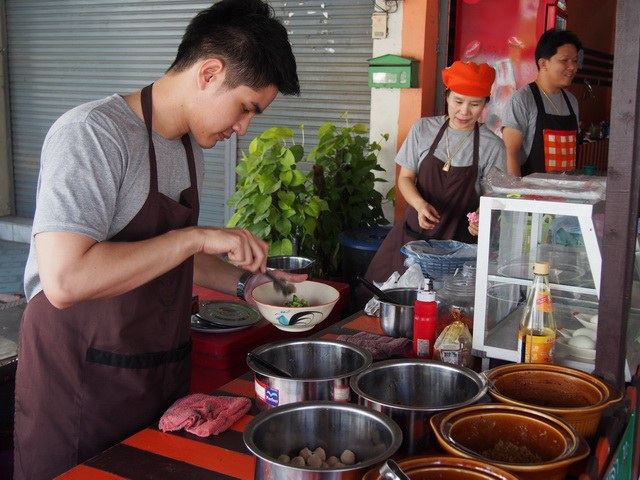 หนุ่มหล่อล่ำคนนี้ ไม่ใช่เด็กล้างจานนะ แต่เป็นเจ้าของร้านก๊วยเตี๋ยว แถวโรงงานอมตะนคร จ.ชลบุรี