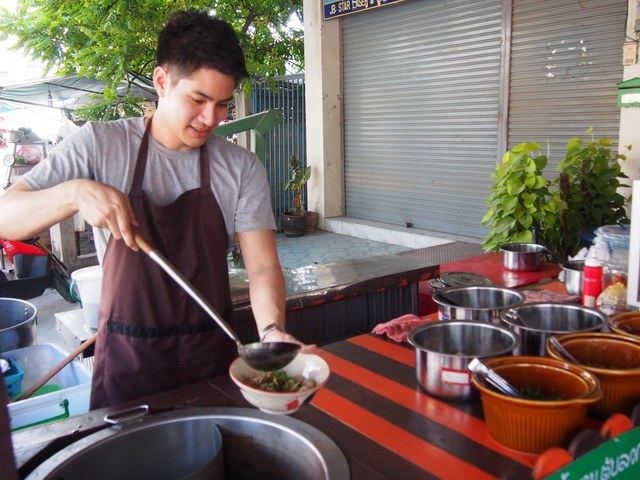 หนุ่มหล่อล่ำคนนี้ ไม่ใช่เด็กล้างจานนะ แต่เป็นเจ้าของร้านก๊วยเตี๋ยว แถวโรงงานอมตะนคร จ.ชลบุรี