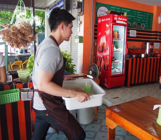 หนุ่มหล่อล่ำคนนี้ ไม่ใช่เด็กล้างจานนะ แต่เป็นเจ้าของร้านก๊วยเตี๋ยว แถวโรงงานอมตะนคร จ.ชลบุรี