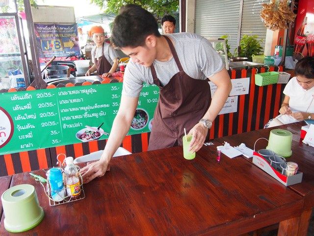หนุ่มหล่อล่ำคนนี้ ไม่ใช่เด็กล้างจานนะ แต่เป็นเจ้าของร้านก๊วยเตี๋ยว แถวโรงงานอมตะนคร จ.ชลบุรี