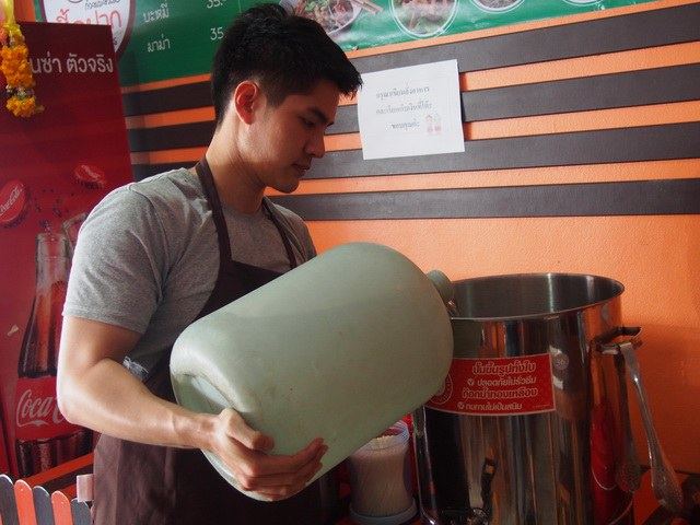 หนุ่มหล่อล่ำคนนี้ ไม่ใช่เด็กล้างจานนะ แต่เป็นเจ้าของร้านก๊วยเตี๋ยว แถวโรงงานอมตะนคร จ.ชลบุรี
